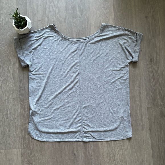 GapFit Light Grey Scoop-Neck Short-Sleeve T-Shirt with Cuffed Sleeves - Picture 4 of 9